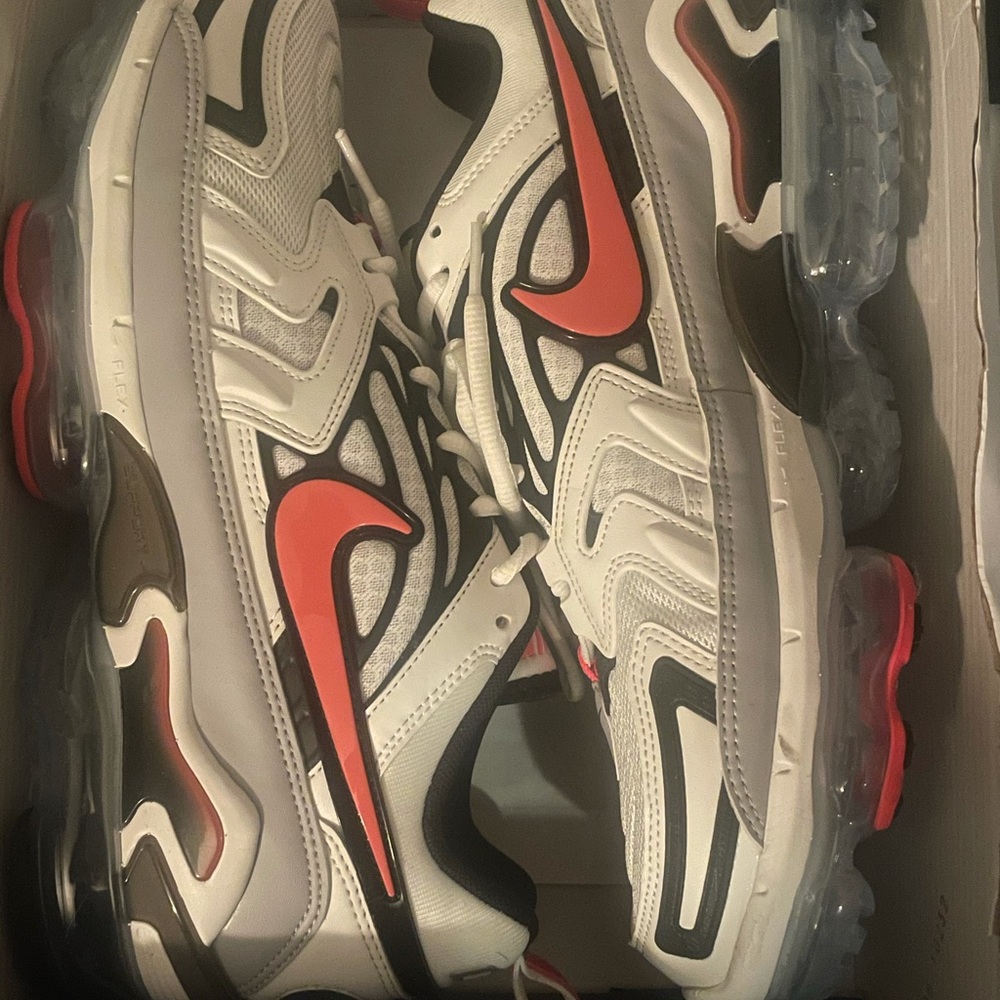 Brand new vapormax evo size 11